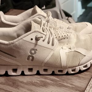 On cloud tennis shoes